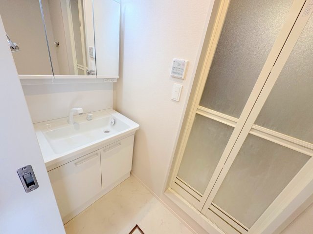 洗面設備　※同建物の類似写真となります。