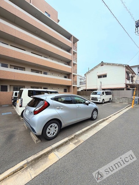 その他共有部分　広々とした敷地内駐車場を完備♪♪