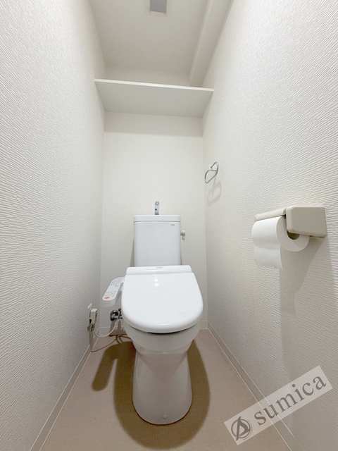 トイレ　人気アイテムの温水洗浄便座。清潔感のあるトイレです。