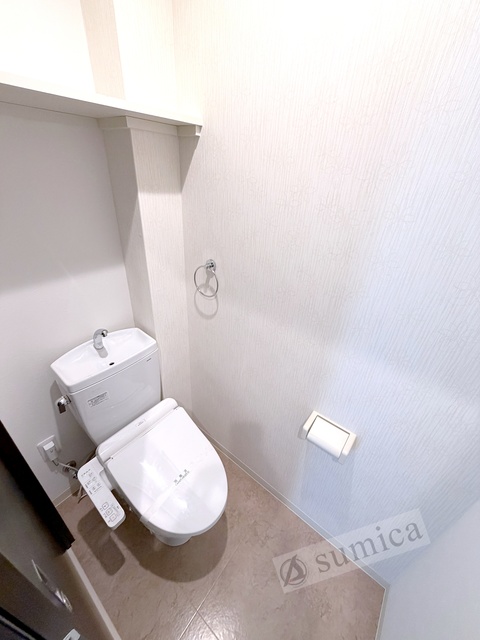 トイレ　人気アイテムの温水洗浄便座。清潔感のあるトイレです。