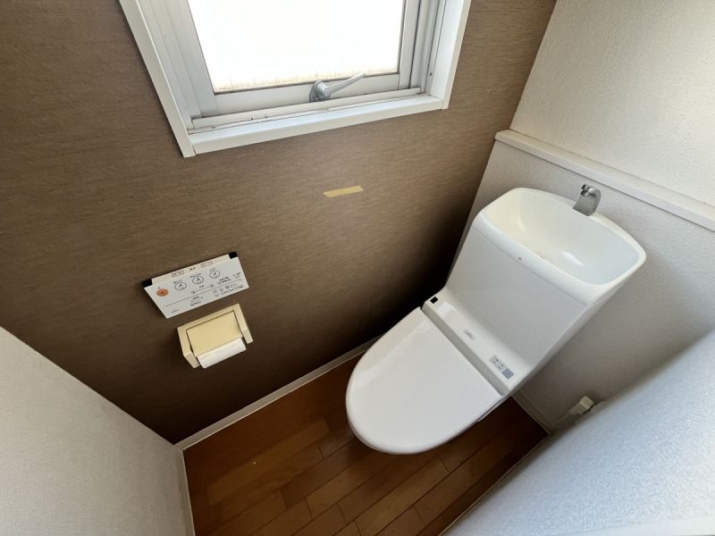 トイレ　落ち着いた色調のトイレです