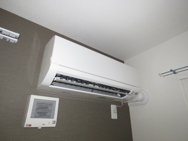 その他設備　夏もカラッと快適♪エアコン付きです！