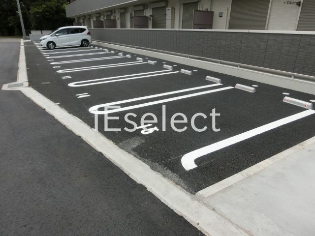 駐車場　広々駐車場で駐車もらくらく