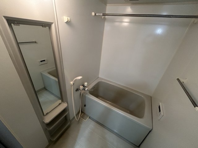 バス・シャワールーム　同間取り・別部屋の写真です。