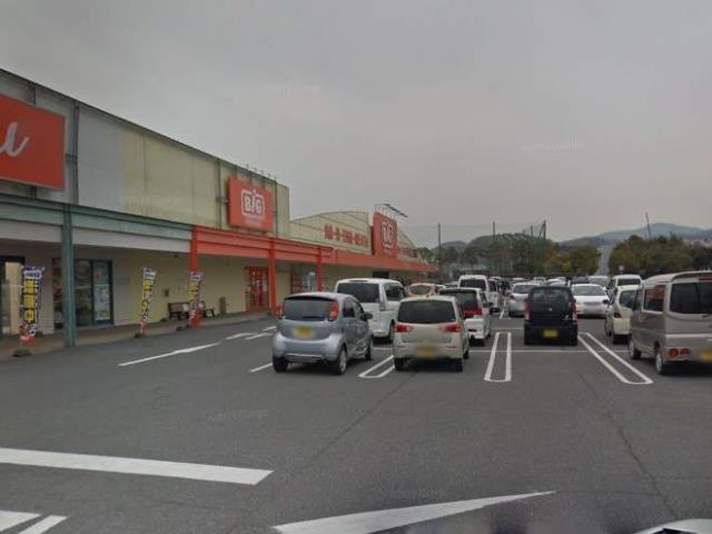 スーパー　マックスバリュ西日本（株）／ザ・ビッグ鴨方店（スーパー）まで807m