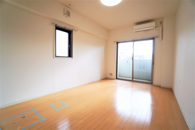 居室・リビング　他のお部屋の参考画像です。小窓はありません。