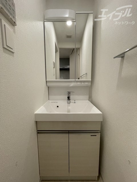 洗面設備　綺麗な独立洗面台