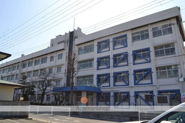 中学校　第三中学校（中学校）まで905m