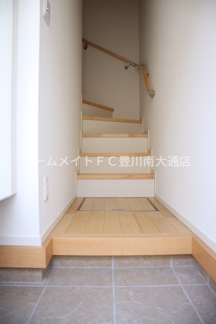 玄関　同型別部屋写真（反転）