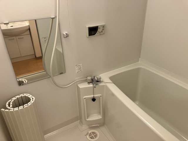 バス・シャワールーム　別部屋画像、左右反転