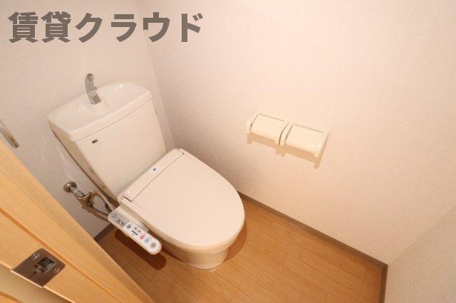 トイレ　落ち着いた色調のトイレです