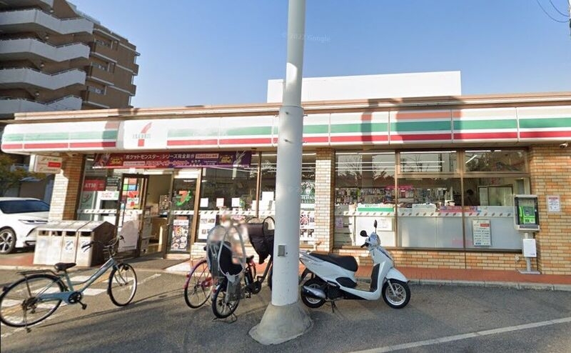 コンビニ　セブンイレブン柳本町店（コンビニ）まで298m