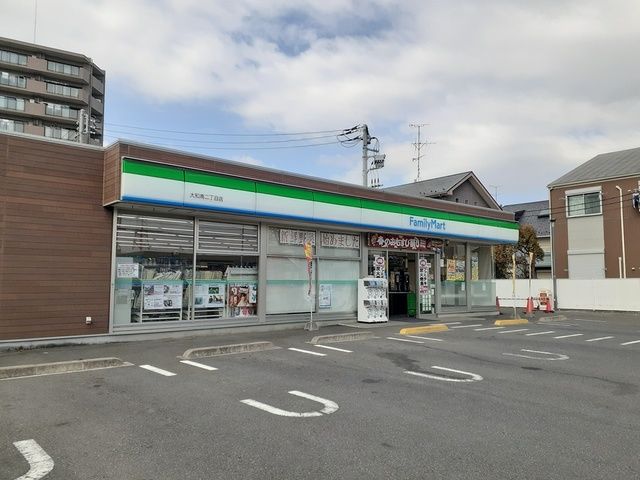 コンビニ　FamilyMart（コンビニ）まで554m
