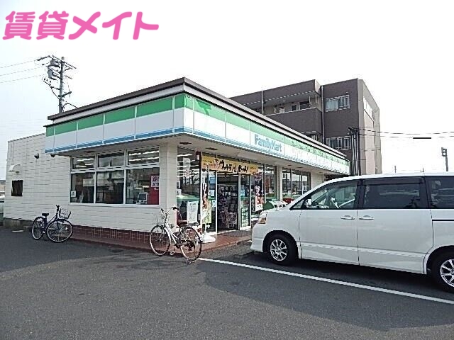 コンビニ　ファミリーマート鈴鹿末広南店（コンビニ）まで745m