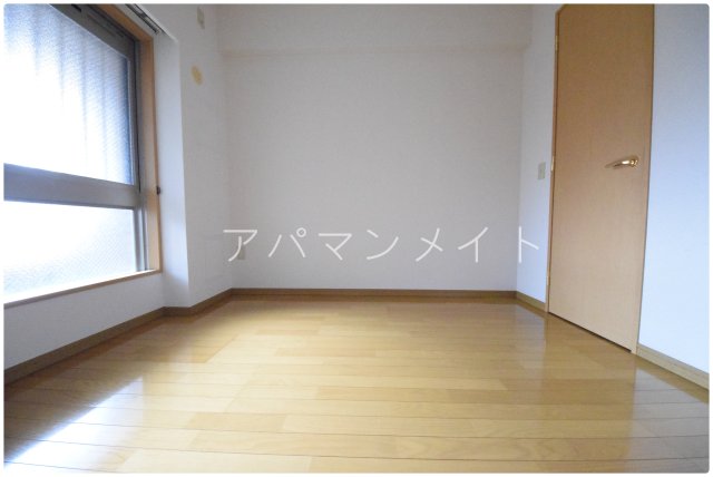 その他部屋・スペース　落ち着いた色調の寝室です