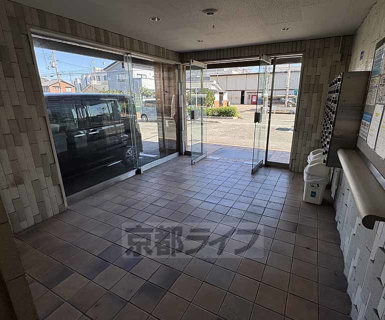 ロビー　ロビー内のタイル張りがおしゃれです。