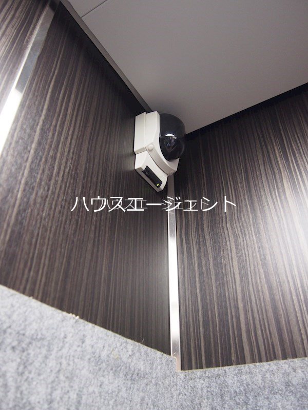 セキュリティ　エレベーター内に防犯カメラ設置しております。