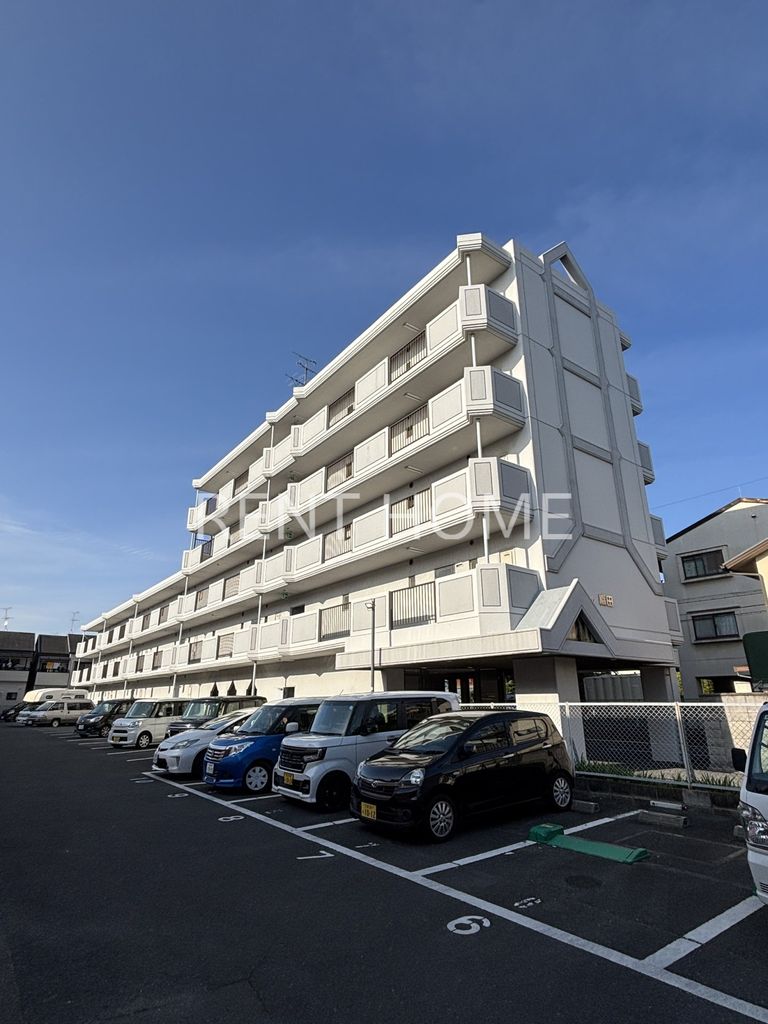 建物外観　RC造の５階建ての建物です。