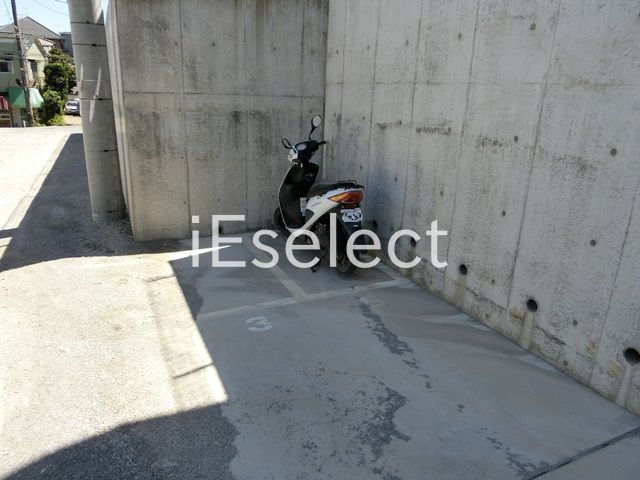 駐車場　敷地内のバイク置き場。