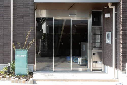 建物外観　オートロック付きの物件です。