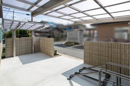 建物外観　屋根付きの駐輪場があります。