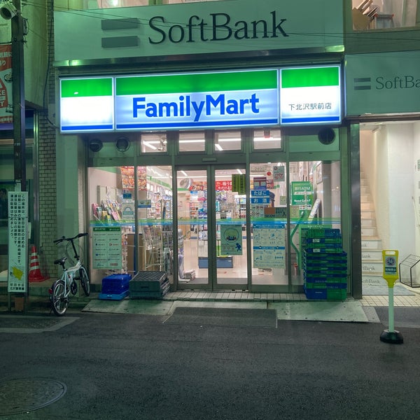 コンビニ　ファミリーマート 下北沢駅前店（コンビニ）まで220m