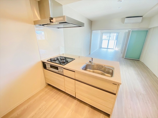 キッチン　同一建物内６０１号室内装写真転載