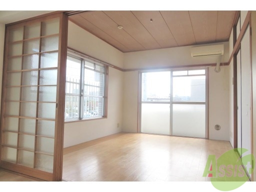 居室・リビング　広々としたお部屋で開放感いっぱいで明るいです。