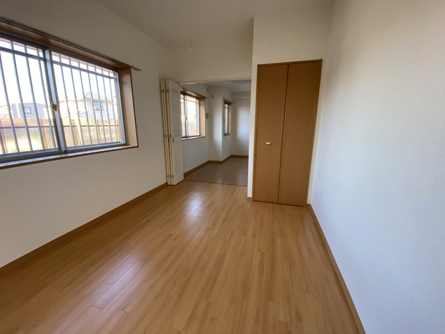 居室・リビング　窓が多くてとにかく明るいお部屋です