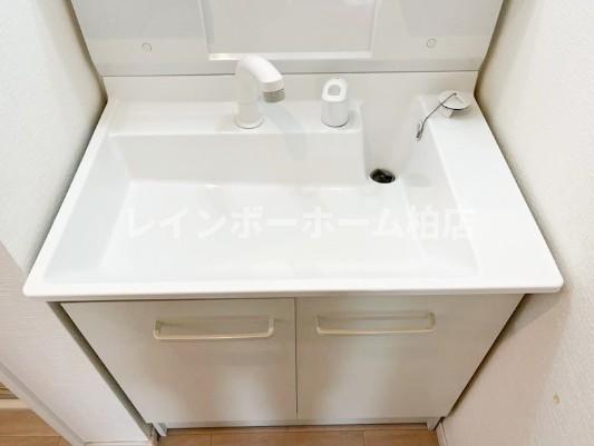 洗面設備　シャワー付き洗面台です