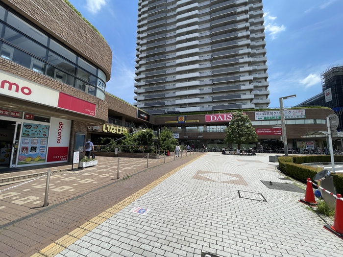 ショッピングセンター　谷塚コリーナ（ショッピングセンター）まで550m