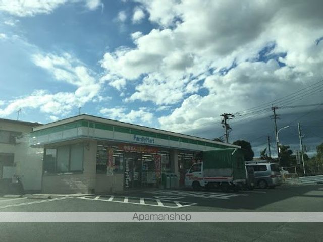 コンビニ　ファミリーマート（コンビニ）まで338m