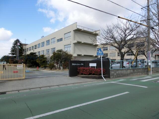 小学校　豊橋市立岩田小学校（小学校）まで693m