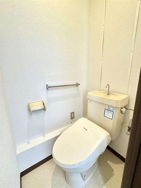 トイレ　温水洗浄便座付きです