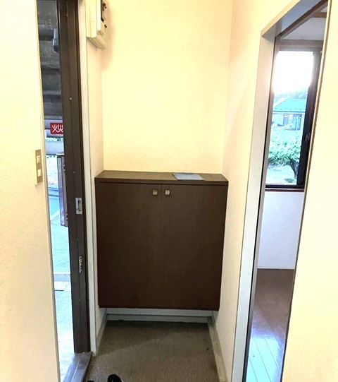 玄関　シューズボックス付きで玄関すっきり片付きます！上に写真やかわ