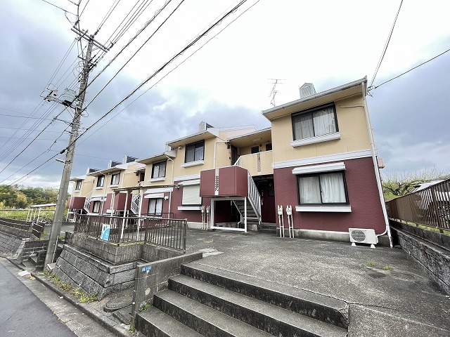 建物外観　小田急線「五月台」駅まで徒歩4分！便利な立地の2階建てアパー