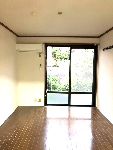 居室・リビング　東向き洋室6帖☆テラスに向かって左側のお部屋です！エアコン付