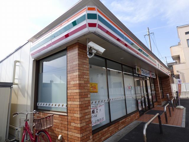 コンビニ　セブンイレブン（コンビニ）まで591m