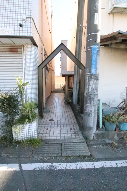 エントランス　建物入口へのアプローチです！