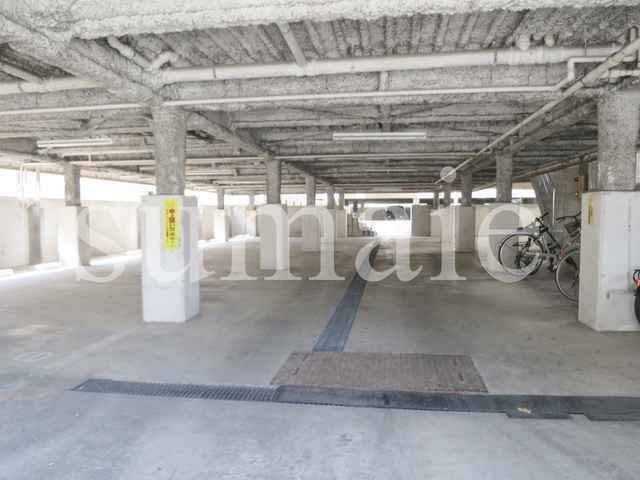 駐車場　建物１階は駐車場になっています。