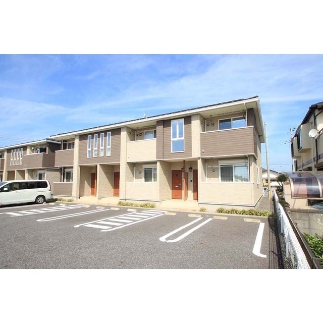 建物外観　～南側駐車場・日当たり良し～