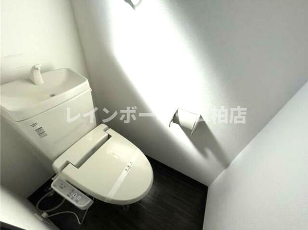 トイレ　落ち着いた色調のトイレです