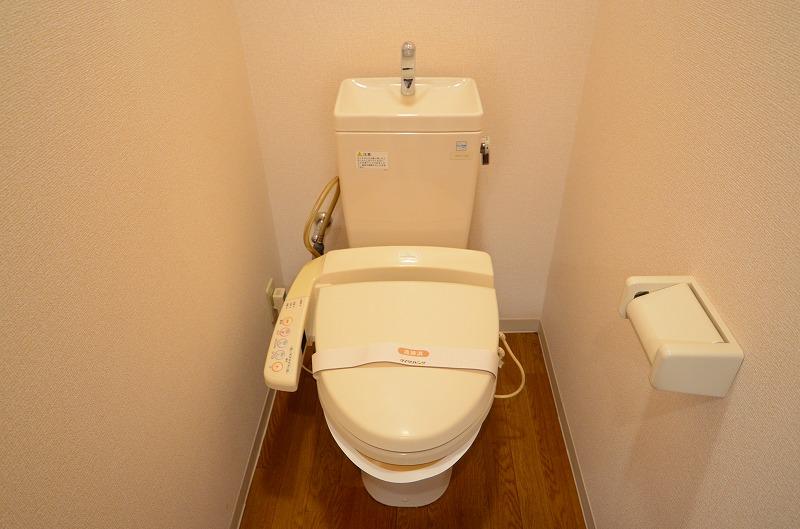 トイレ　温水洗浄便座付きのトイレです♪