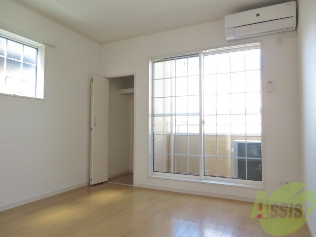 その他部屋・スペース　角部屋なので二面採光になってます、小窓が付いてますよ。
