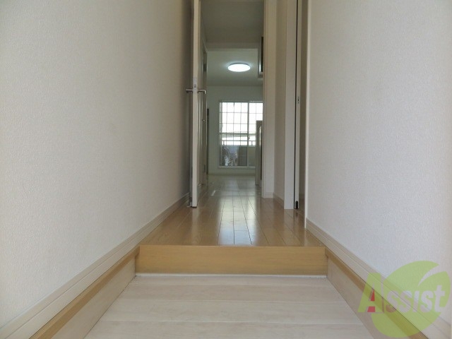 玄関　玄関はこちら広々して靴の脱ぎ履きもしやすそうですね。