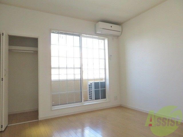 居室・リビング　東向きの窓から日差しが入る明るいお部屋ですよー。