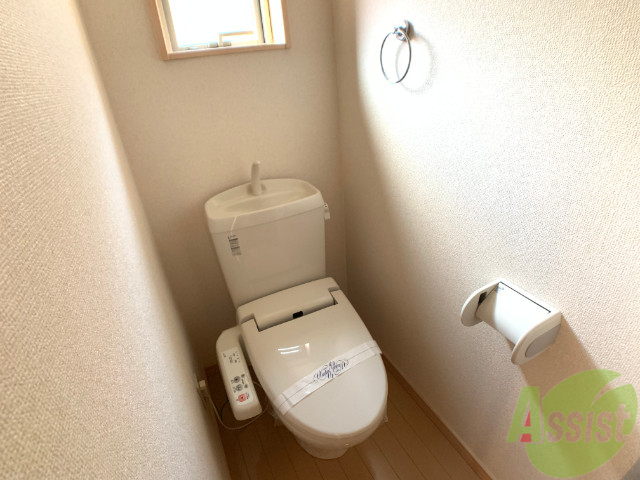 トイレ　便利な小窓とウォシュレット機能が嬉しいですね。