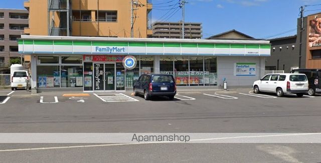 コンビニ　ファミリーマート（コンビニ）まで311m