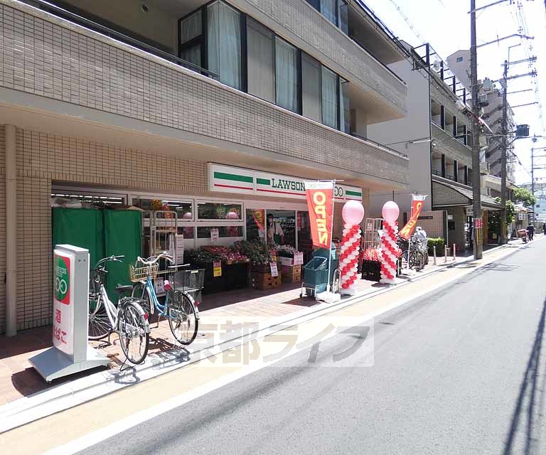 コンビニ　ファミリーマート京都伏見区役所前店（コンビニ）まで110m