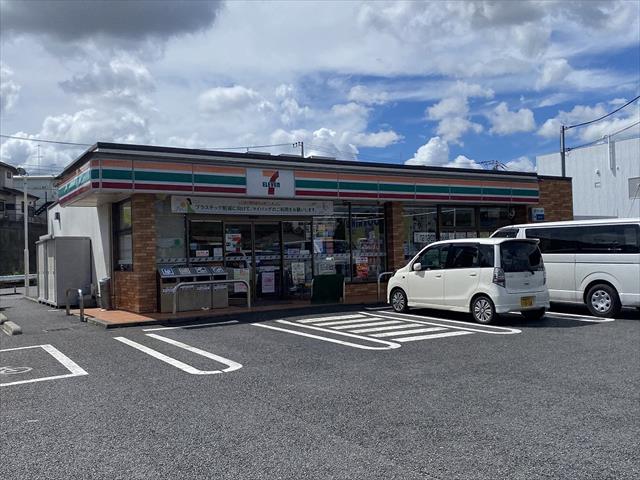 コンビニ　セブンイレブン（コンビニ）まで890m